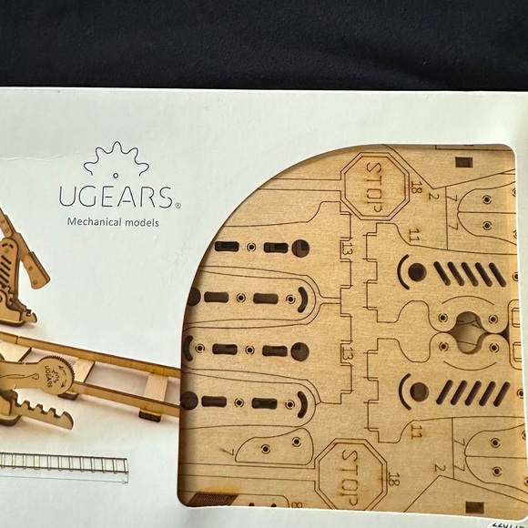 Building set, railroad crossing with gears, all wooden pieces. - Picture 2 of 6